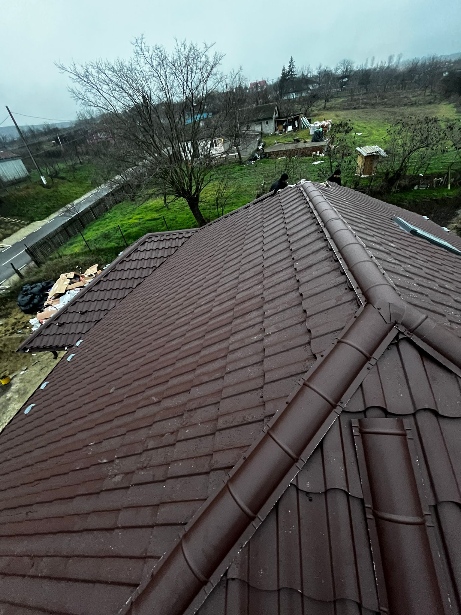 Detaliu acoperis tigla metalica cu coama montata profesional