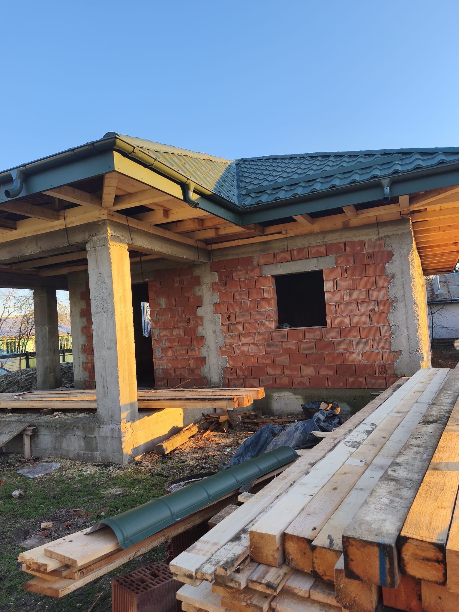 Constructie acoperis cu sarpanta din lemn si tigla metalica