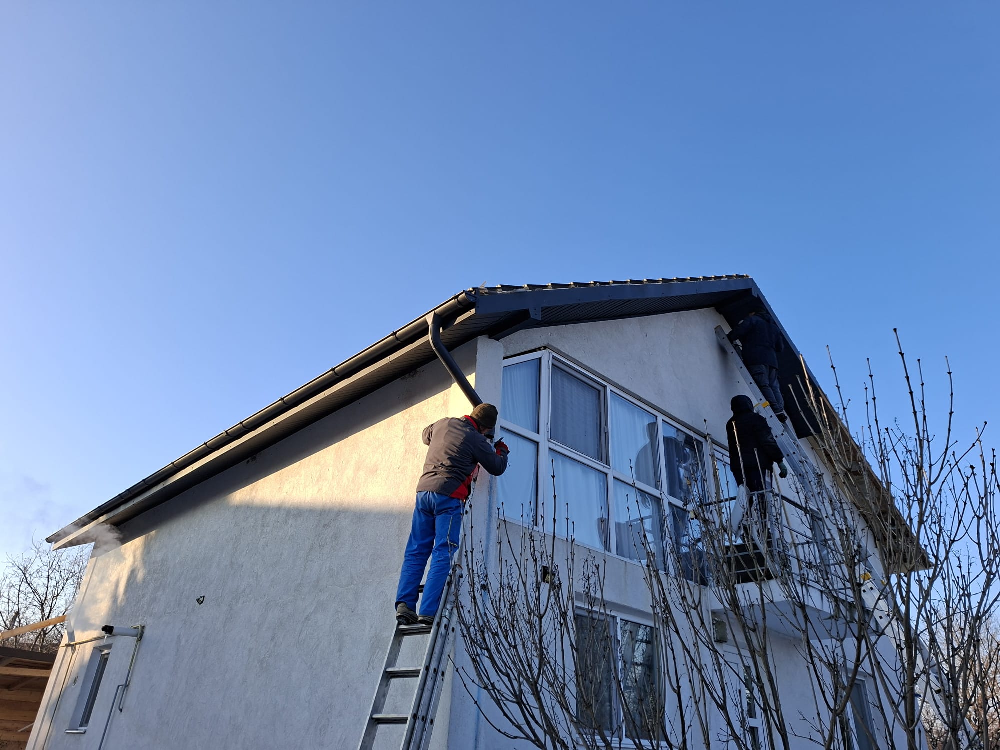 Montaj sisteme pluviale si finisaje acoperis pe casa din Iasi